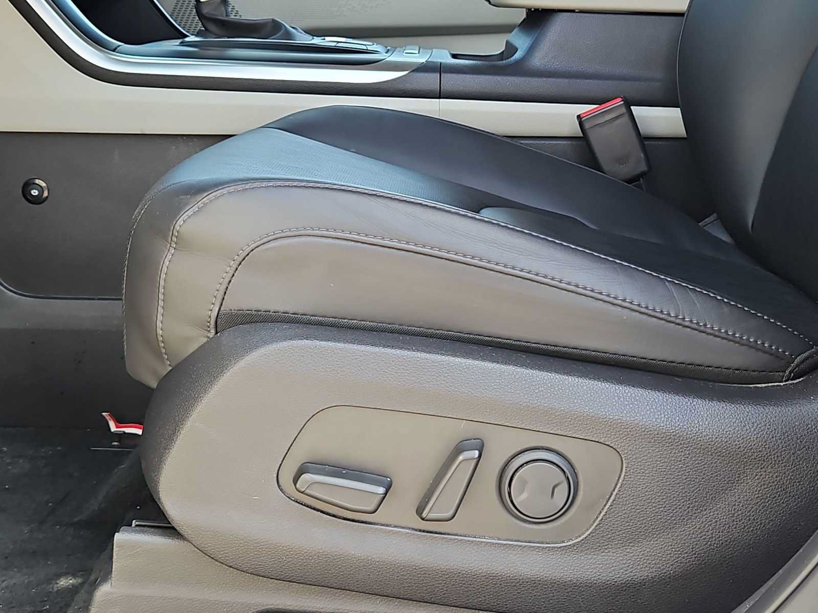 Used 2024 Kia Carnival LX FWD image 14