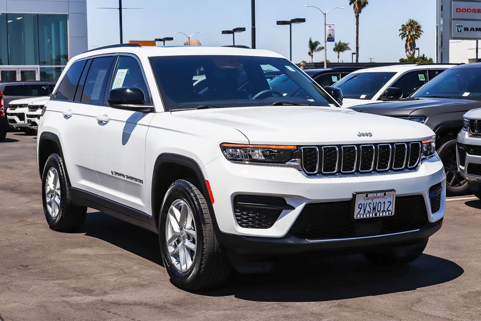 Used 2025 Jeep Grand Cherokee Laredo X RWD image 3