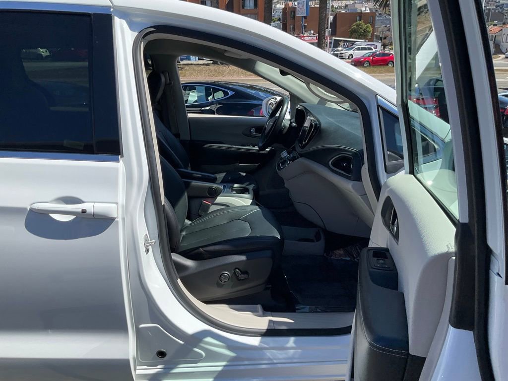 Used 2022 Chrysler Pacifica Touring-L w/ Uconnect Theater Family Group image 73