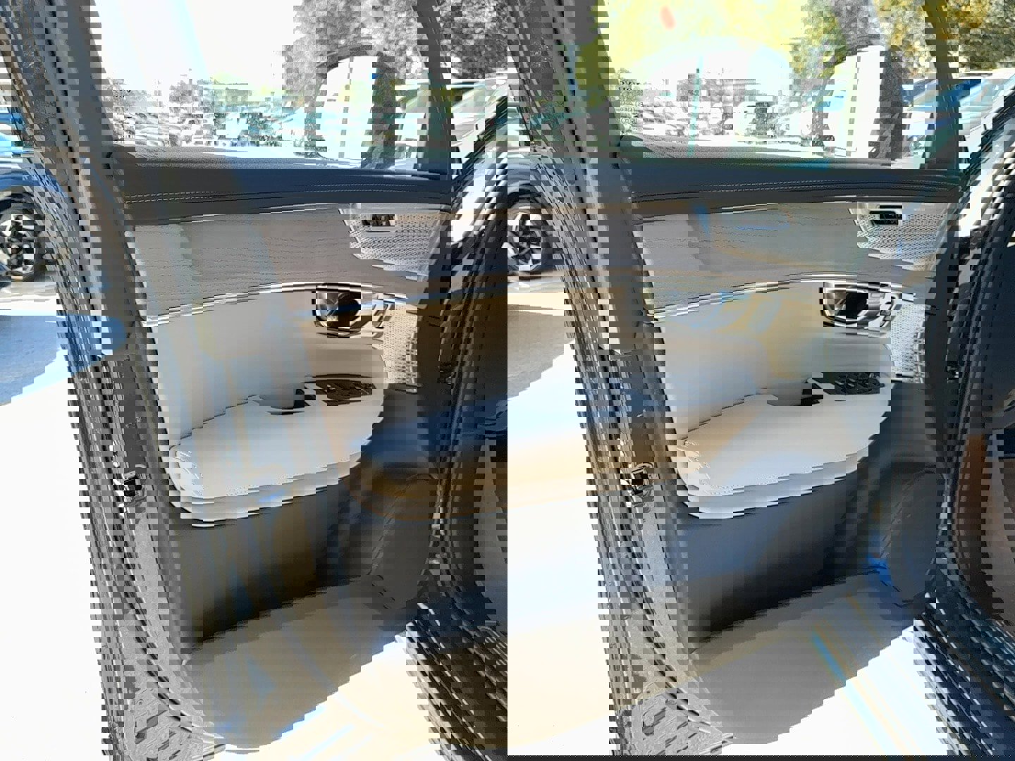 New 2026 Volvo XC90 T8 Ultra w/ Lounge Package image 10