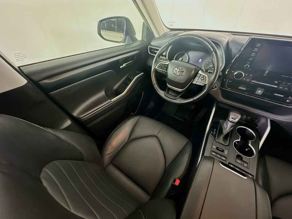 Used 2022 Toyota Highlander XLE image 9