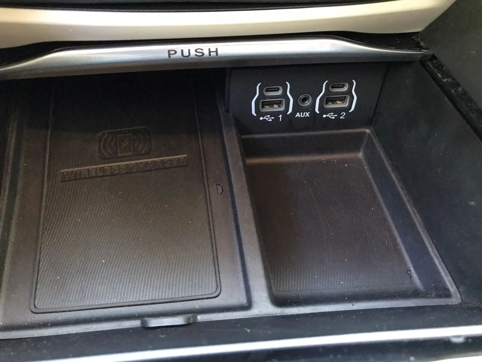 Used 2023 Chrysler Pacifica Limited FWD image 32