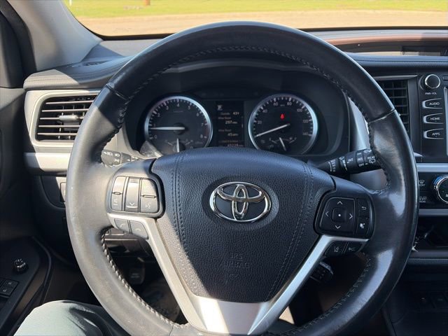 Used 2017 Toyota Highlander XLE image 6