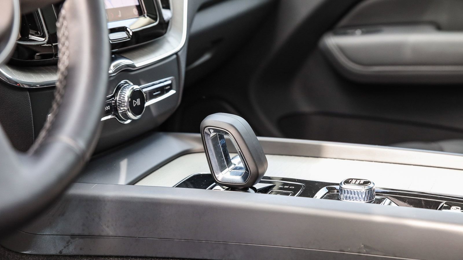 Used 2025 Volvo XC60 B5 Plus image 23