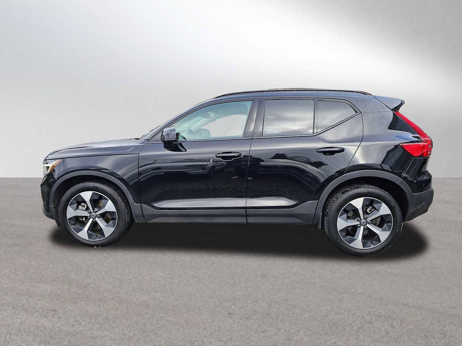 Certified 2025 Volvo XC40 B5 Plus w/ Protection Package Premier image 6