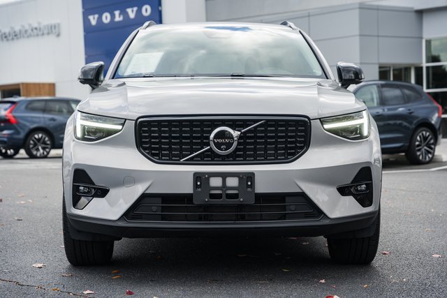 Used 2024 Volvo XC40 B5 Plus w/ Protection Package Premier image 3
