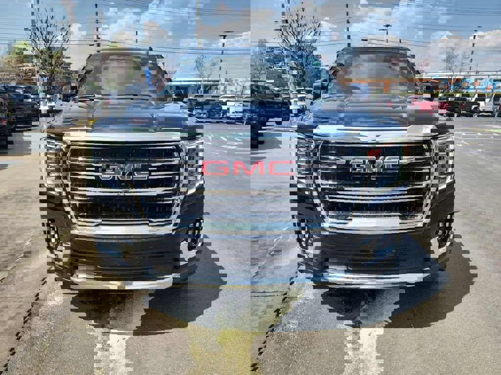 Used 2021 GMC Yukon XL SLT w/ SLT Premium Package image 3