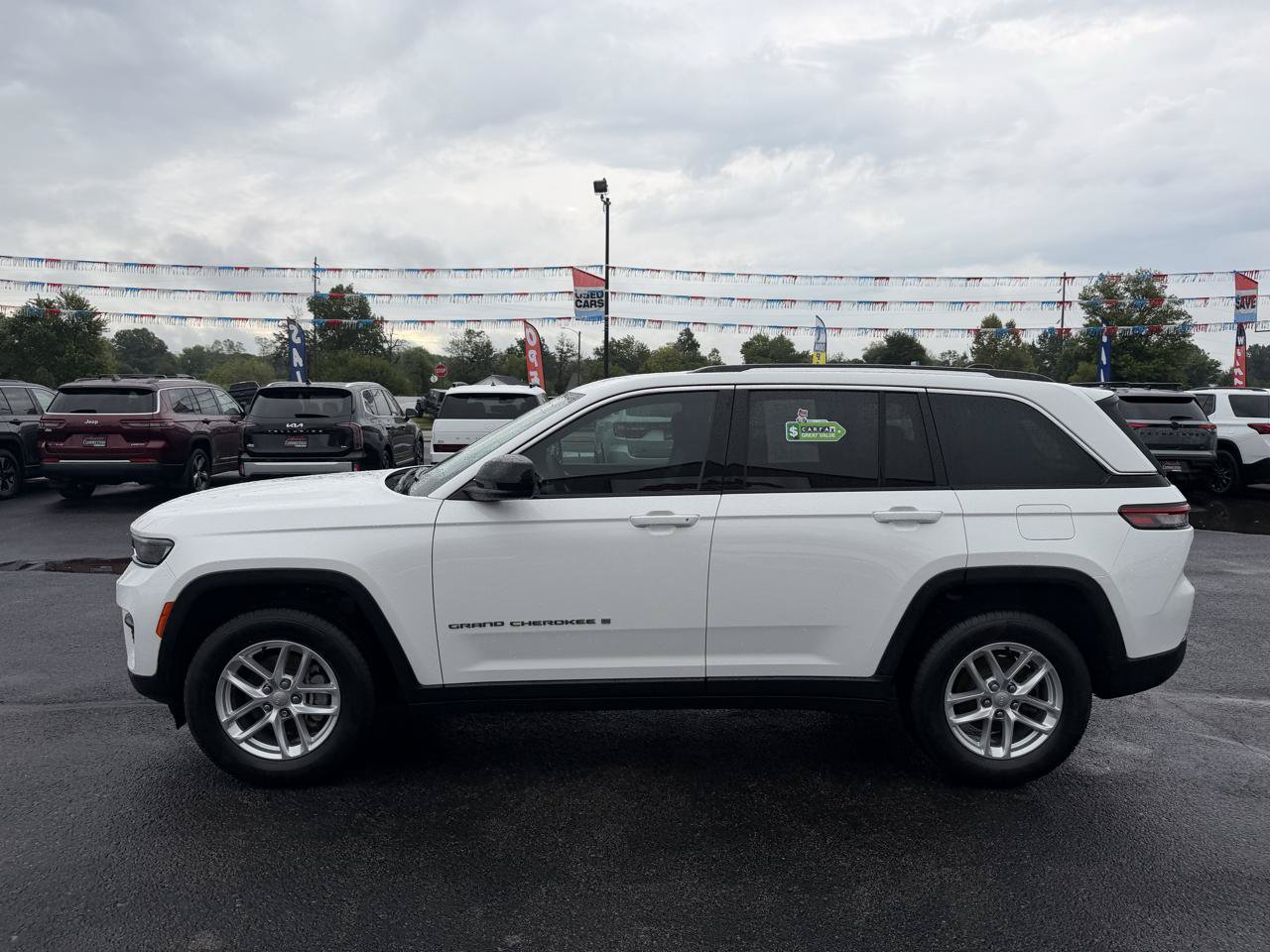 Used 2023 Jeep Grand Cherokee Laredo w/ Trailer Tow Prep Group (B) AWD/4WD image 8