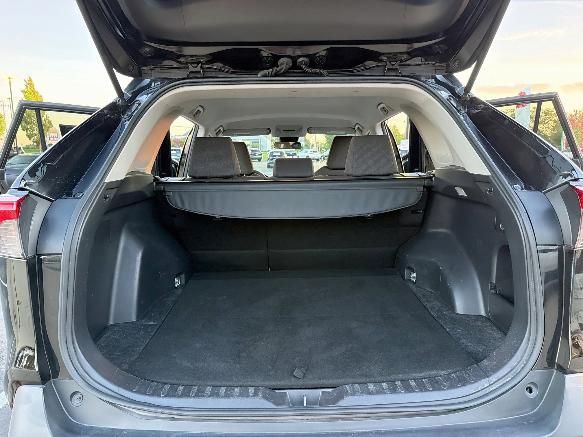 Used 2021 Toyota RAV4 XLE FWD image 13