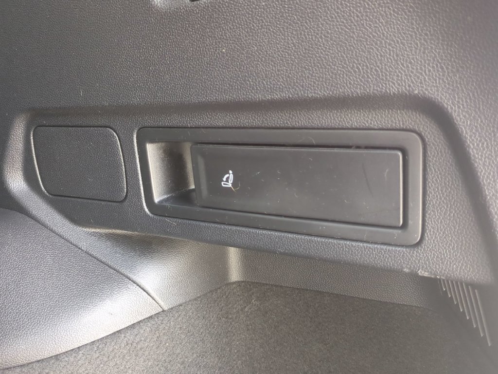 Used 2022 Volkswagen Tiguan SE w/ Panoramic Sunroof Package FWD image 15