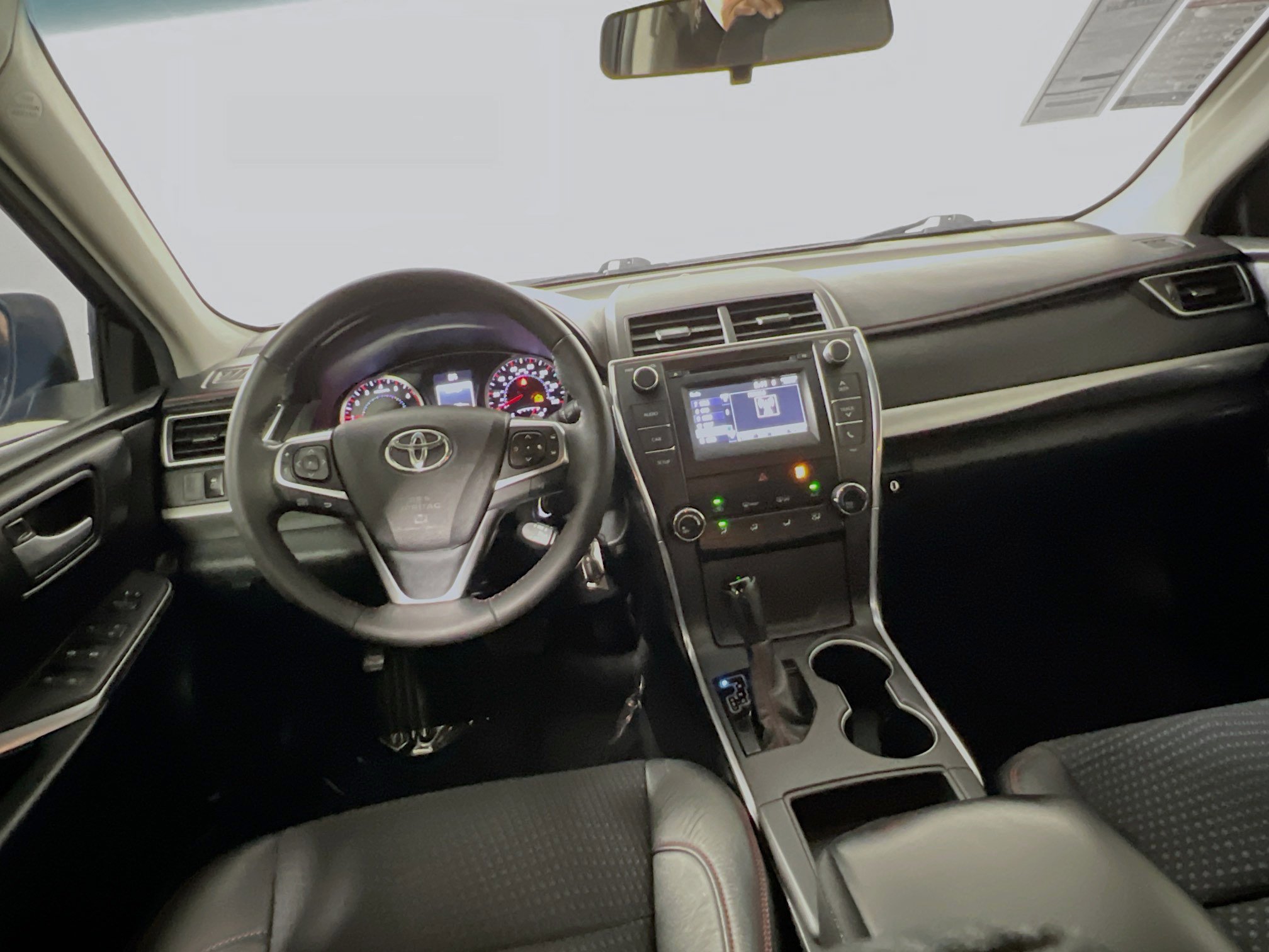 Used 2015 Toyota Camry SE FWD image 30
