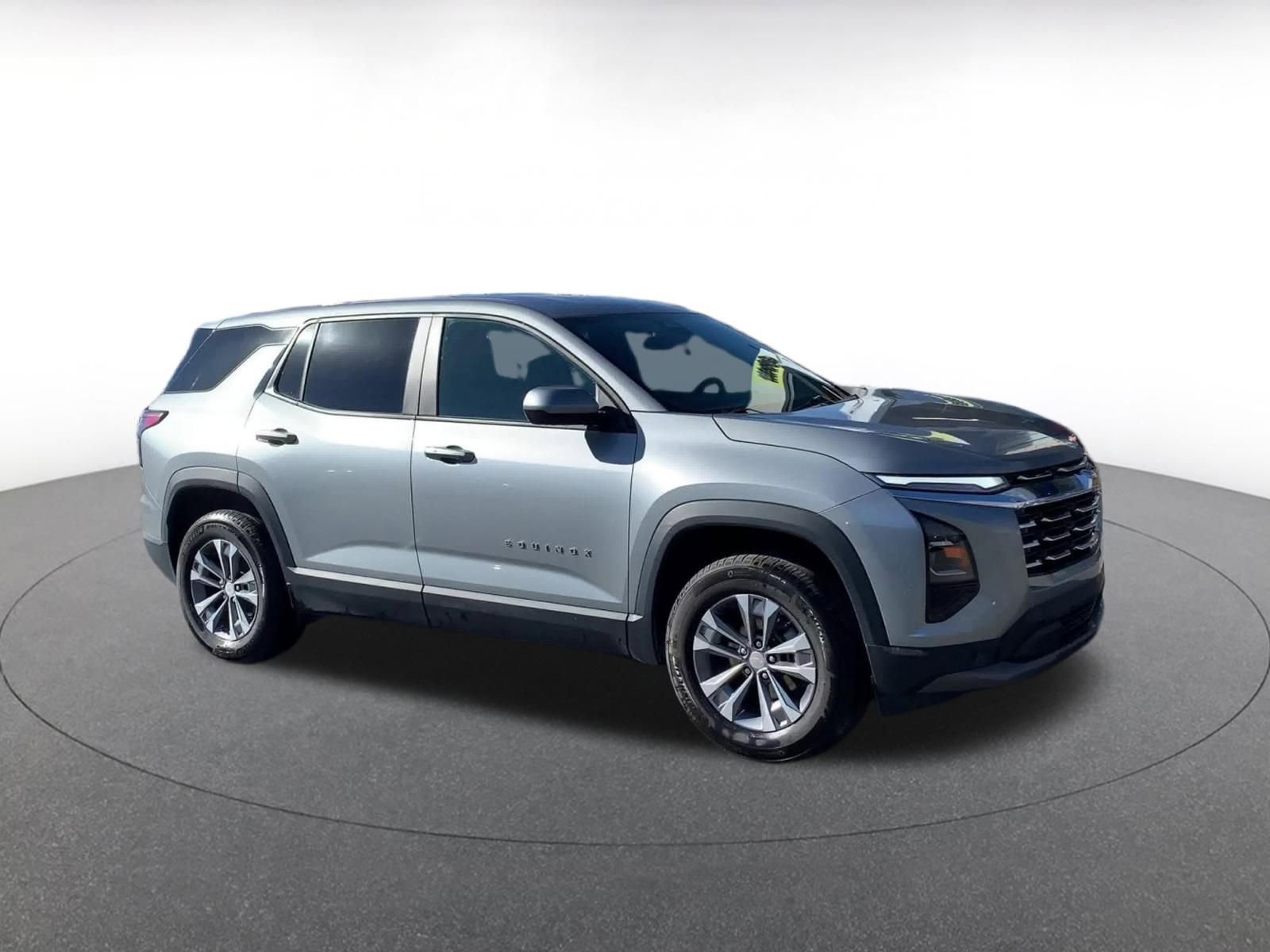 Used 2025 Chevrolet Equinox LT image 2