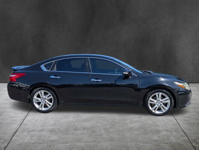 Used 2016 Nissan Altima 3.5 SL w/ 3.5 Technology Package FWD image 4