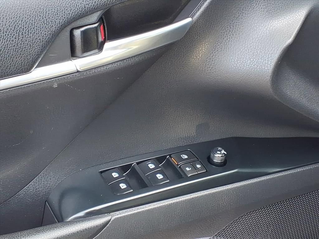 Used 2020 Toyota Camry SE image 4