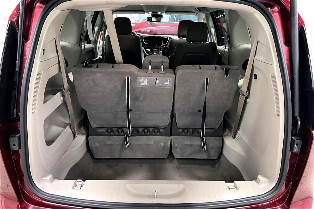 Used 2021 Chrysler Pacifica Touring image 7