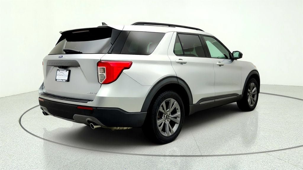Used 2021 Ford Explorer XLT w/ Equipment Group 202A AWD/4WD image 5