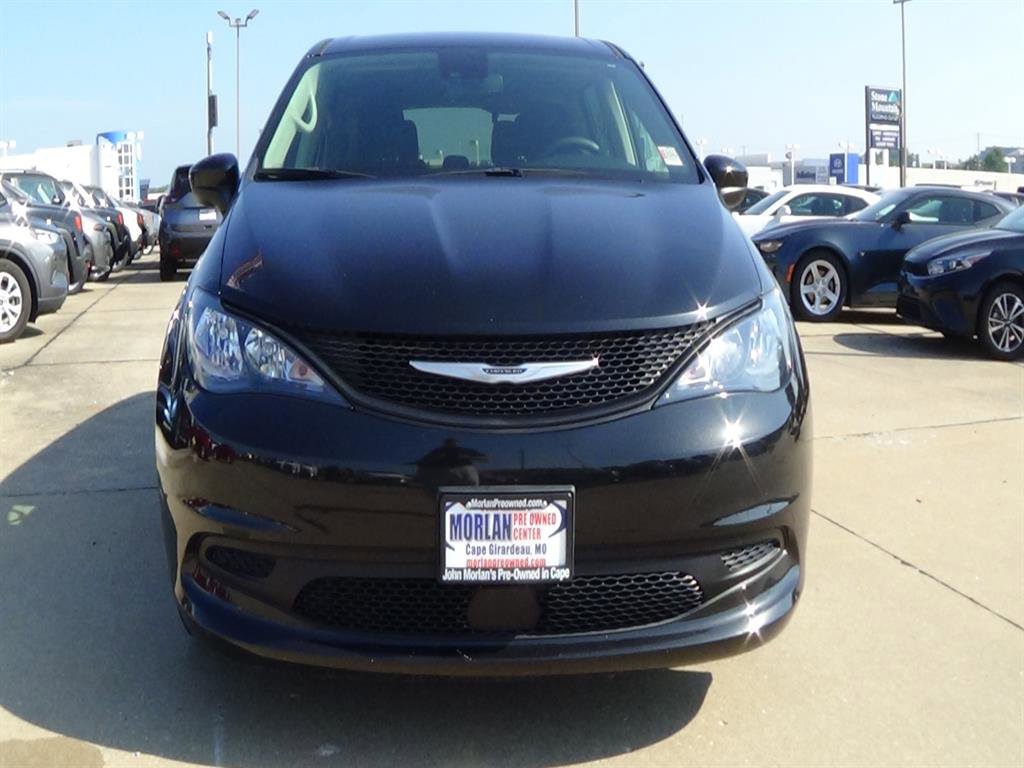 Used 2022 Chrysler Voyager LX image 3