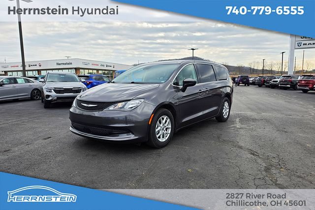 Used 2023 Chrysler Voyager LX FWD image 3