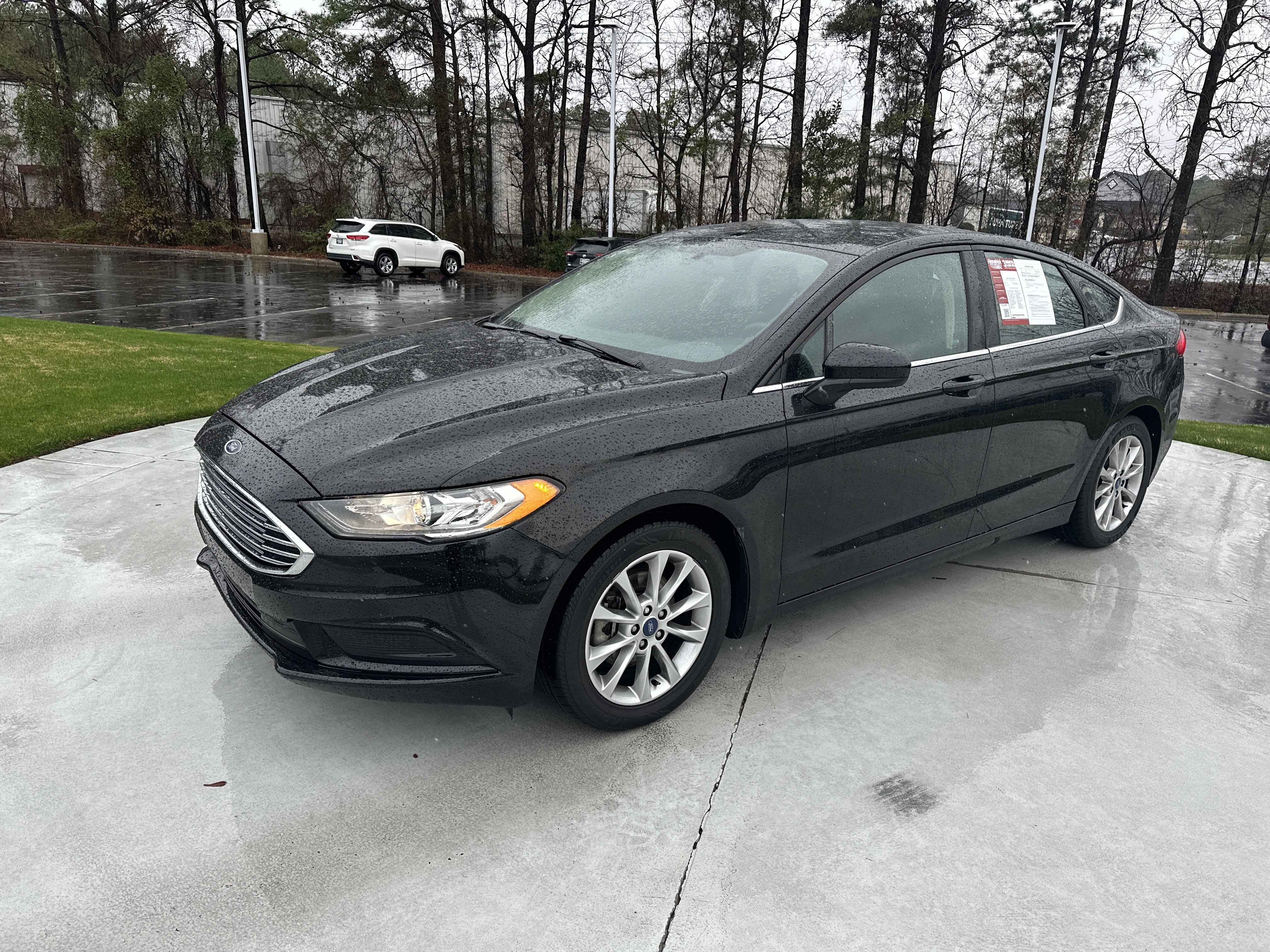Used 2017 Ford Fusion SE w/ Fusion SE Technology Package image 5