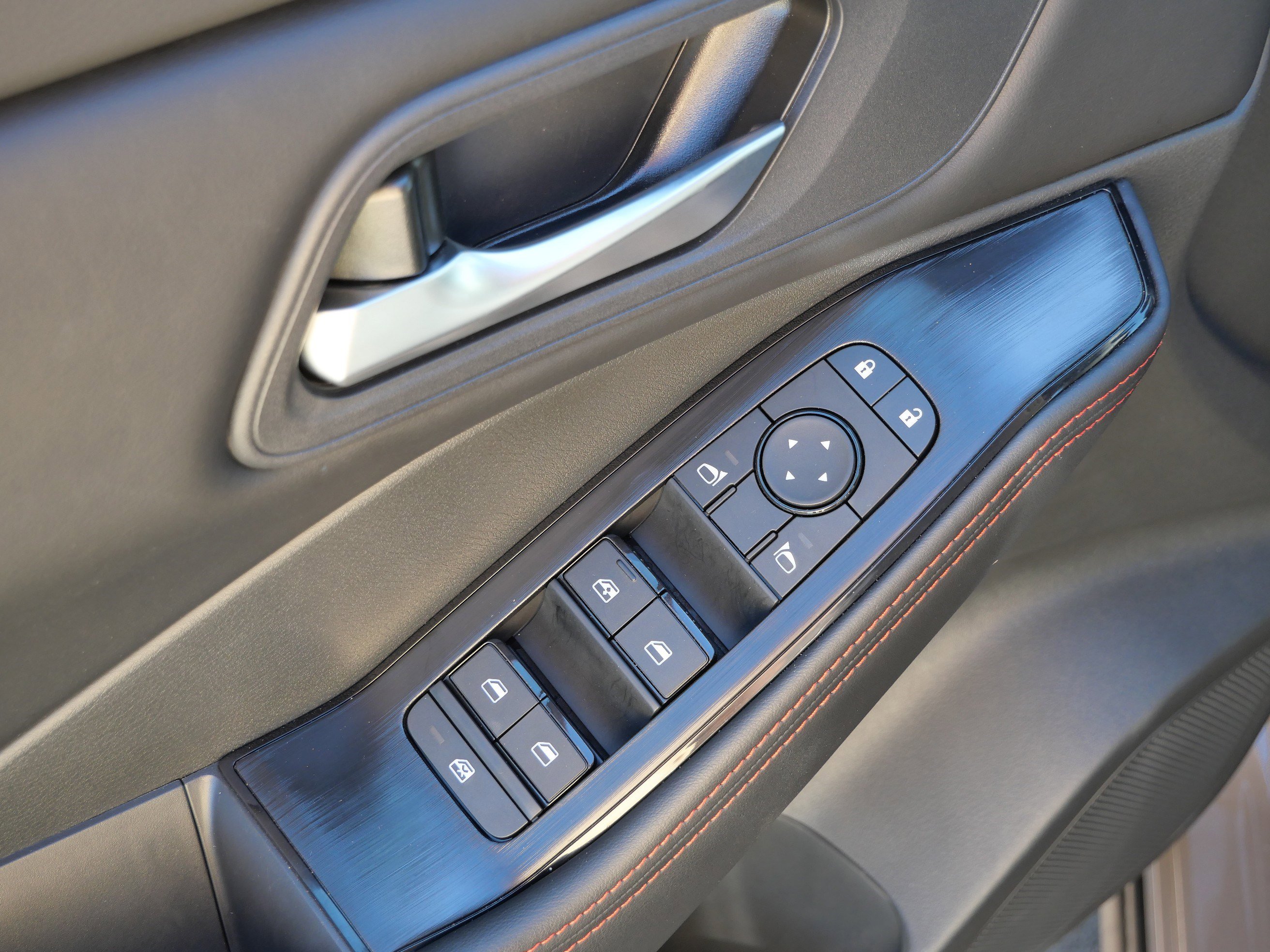 Used 2025 Nissan Rogue SV image 17