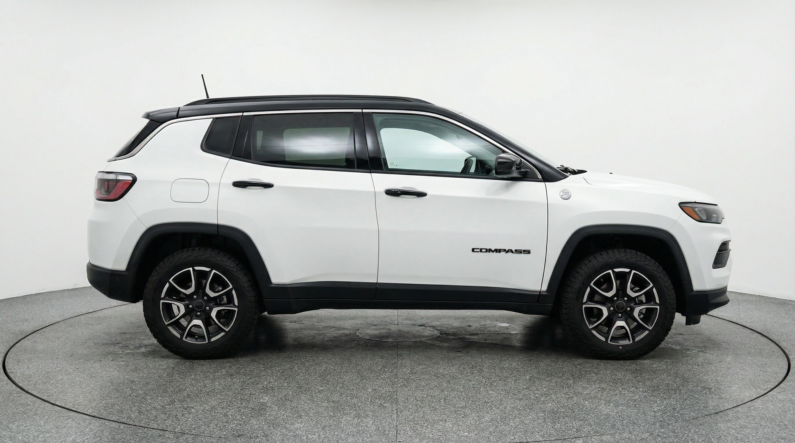 Used 2025 Jeep Compass Trailhawk AWD/4WD image 11
