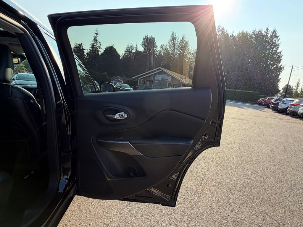 Used 2019 Jeep Cherokee Latitude Plus AWD/4WD image 30