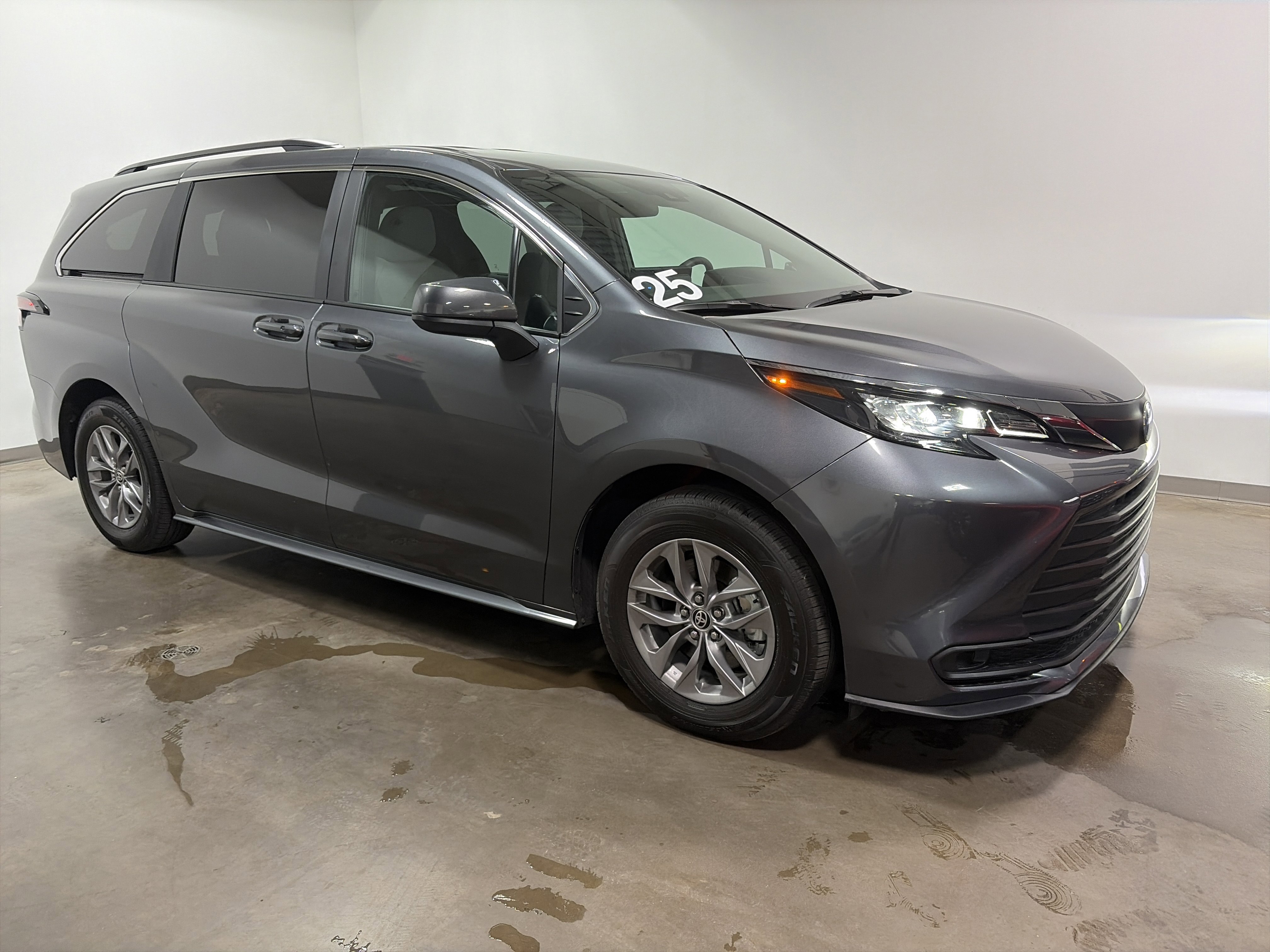 Used 2025 Toyota Sienna LE image 2