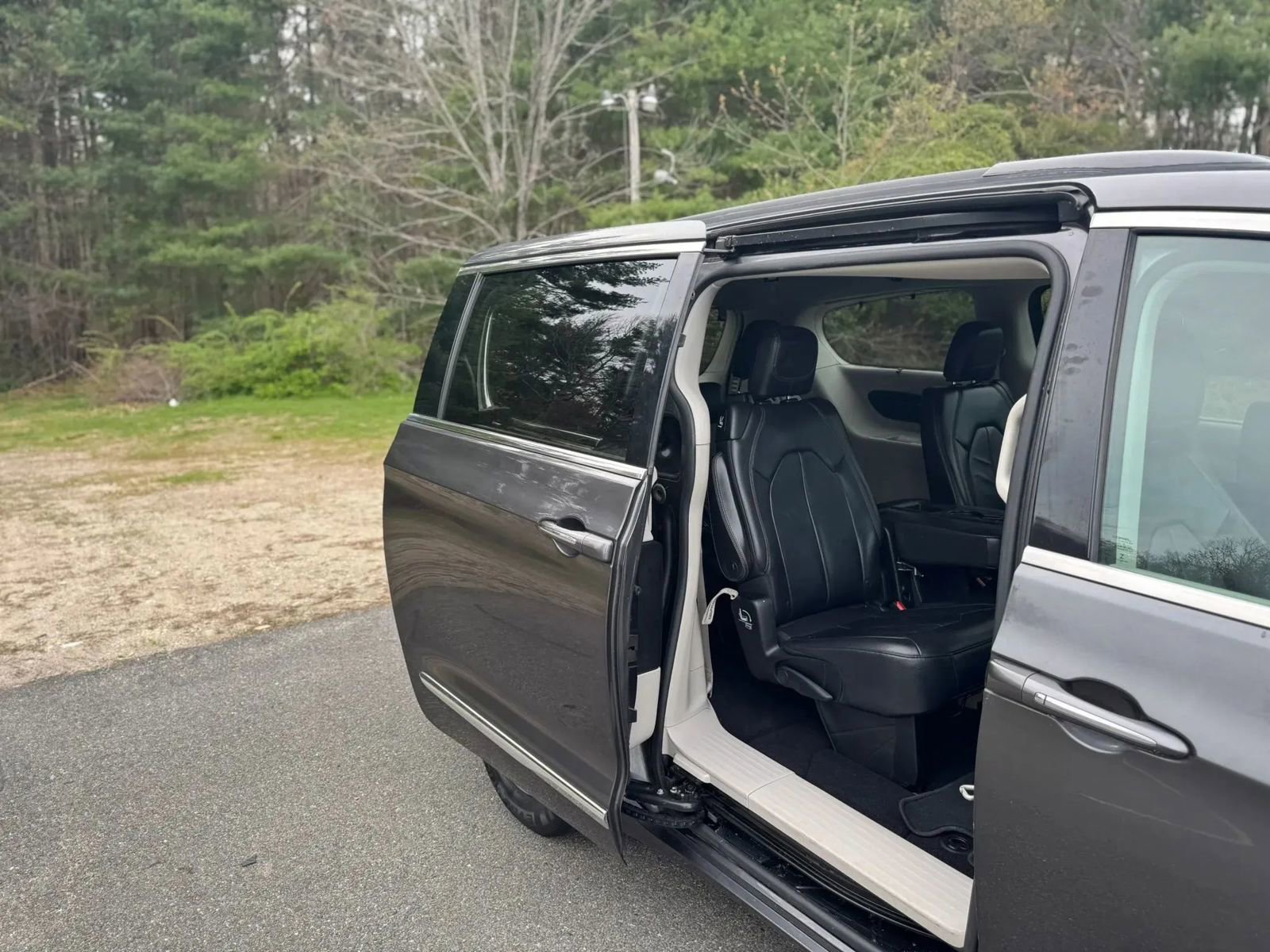 Used 2017 Chrysler Pacifica Touring-L FWD image 17