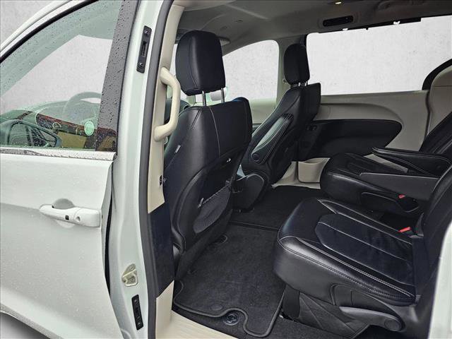 Used 2022 Chrysler Pacifica Touring-L image 14