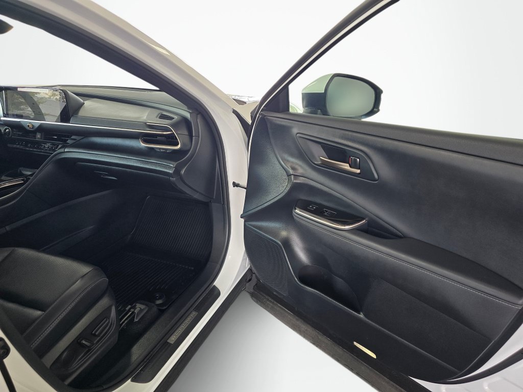 Used 2025 Toyota Crown AWD/4WD image 39