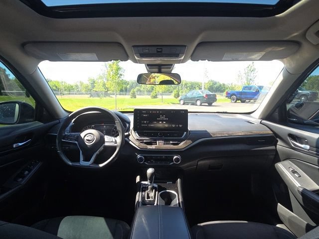 Used 2024 Nissan Altima 2.5 SV w/ SV Premium Package AWD/4WD image 16