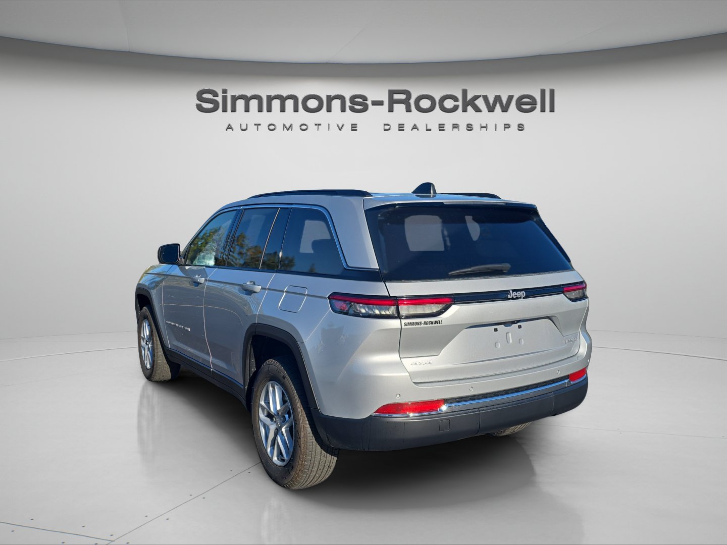 Used 2025 Jeep Grand Cherokee Laredo X w/ Luxury Tech Group I AWD/4WD image 3
