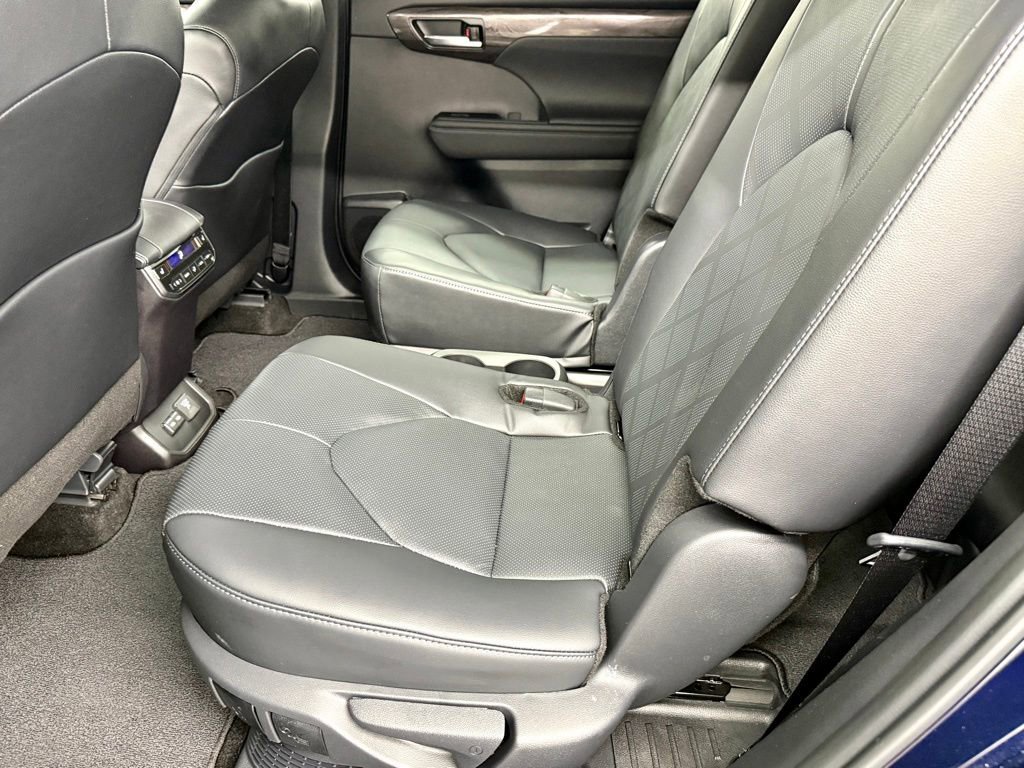 Used 2026 Toyota Highlander Platinum AWD/4WD image 37