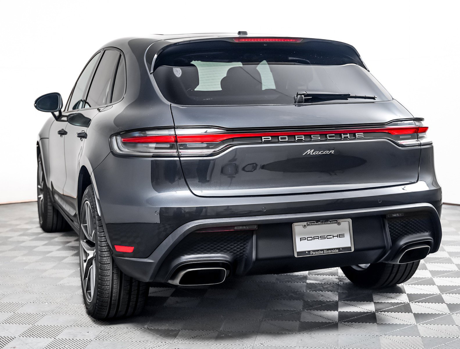 Certified 2025 Porsche Macan AWD/4WD image 3