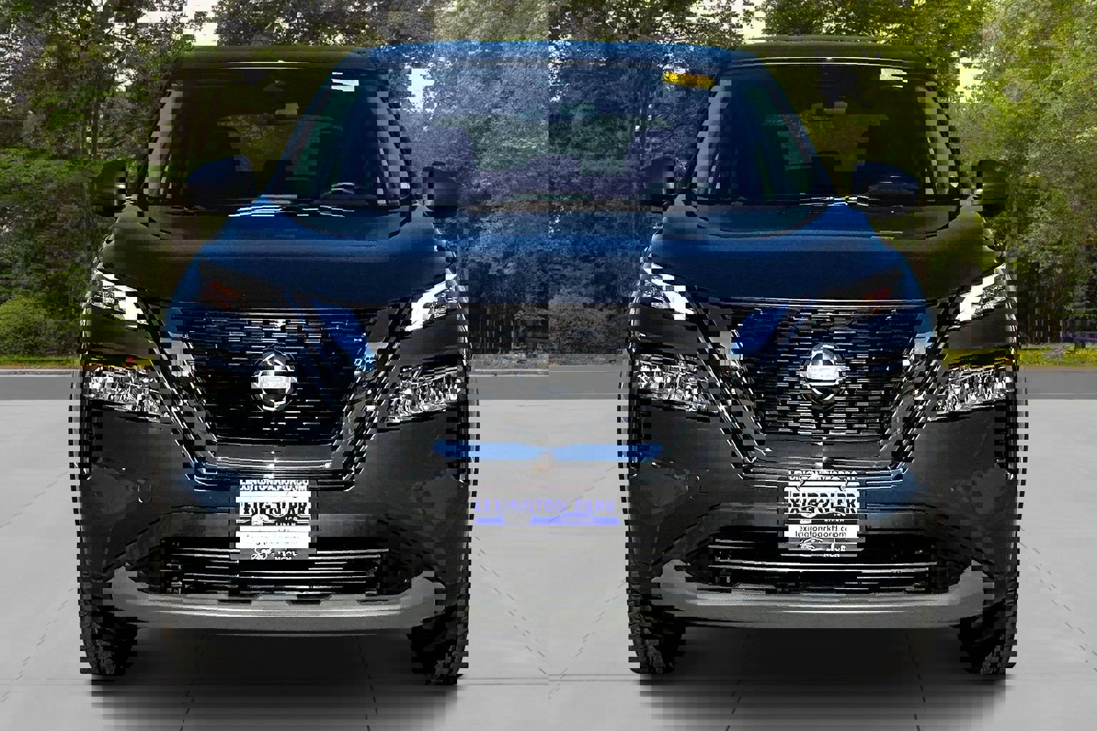 Used 2023 Nissan Rogue SV image 2