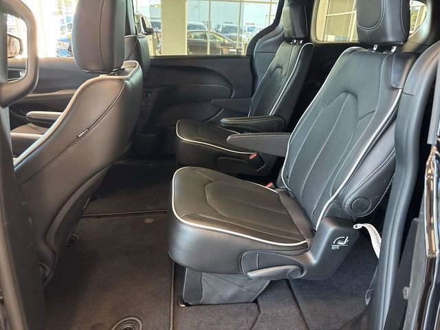 New 2026 Chrysler Pacifica Limited w/ S Appearance Package image 7