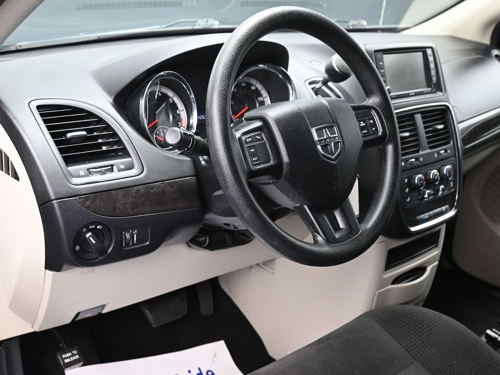 Used 2018 Dodge Grand Caravan SE w/ UConnect Hands-Free Group image 15