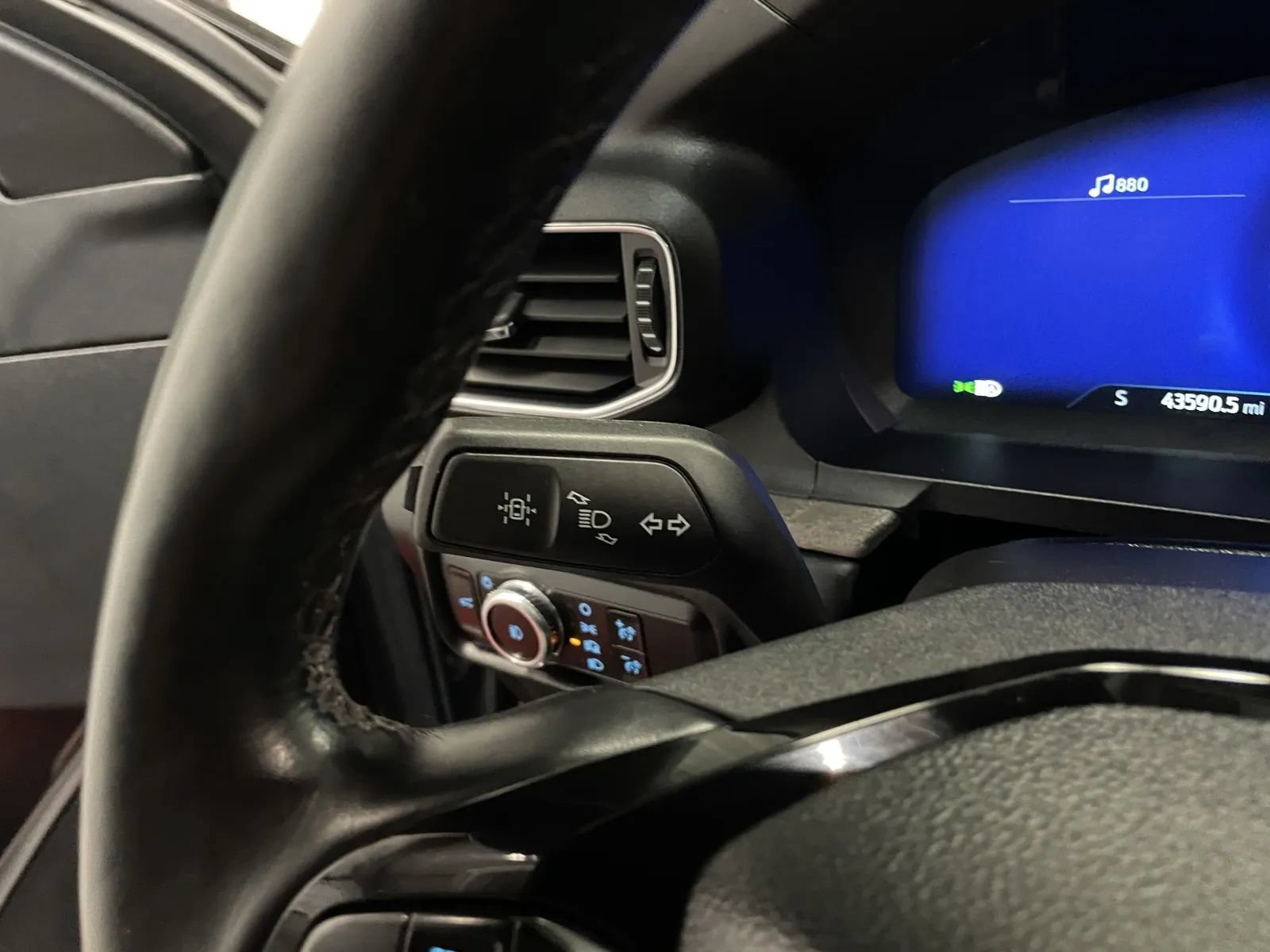 Used 2023 Ford Explorer Platinum w/ Technology Package AWD/4WD image 23
