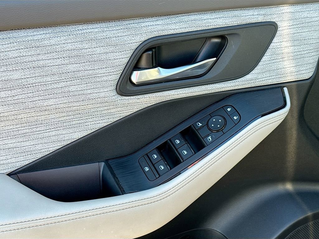 Used 2023 Nissan Rogue SV image 15