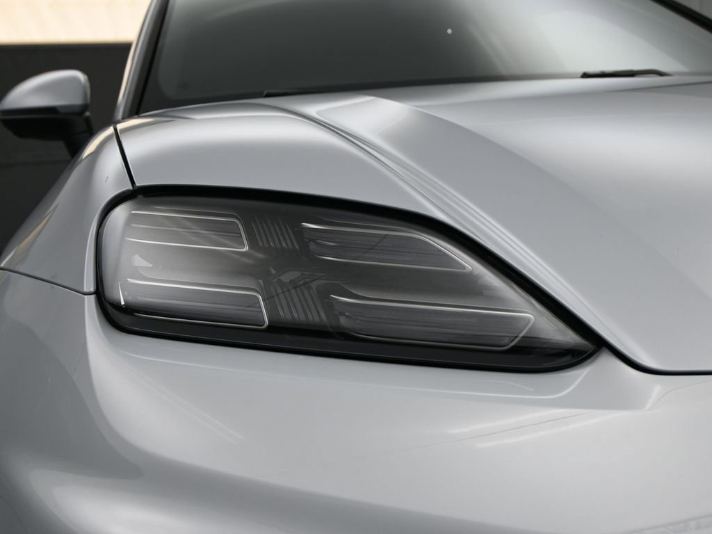 Used 2024 Porsche Macan 4 Electric w/ Premium Package image 10