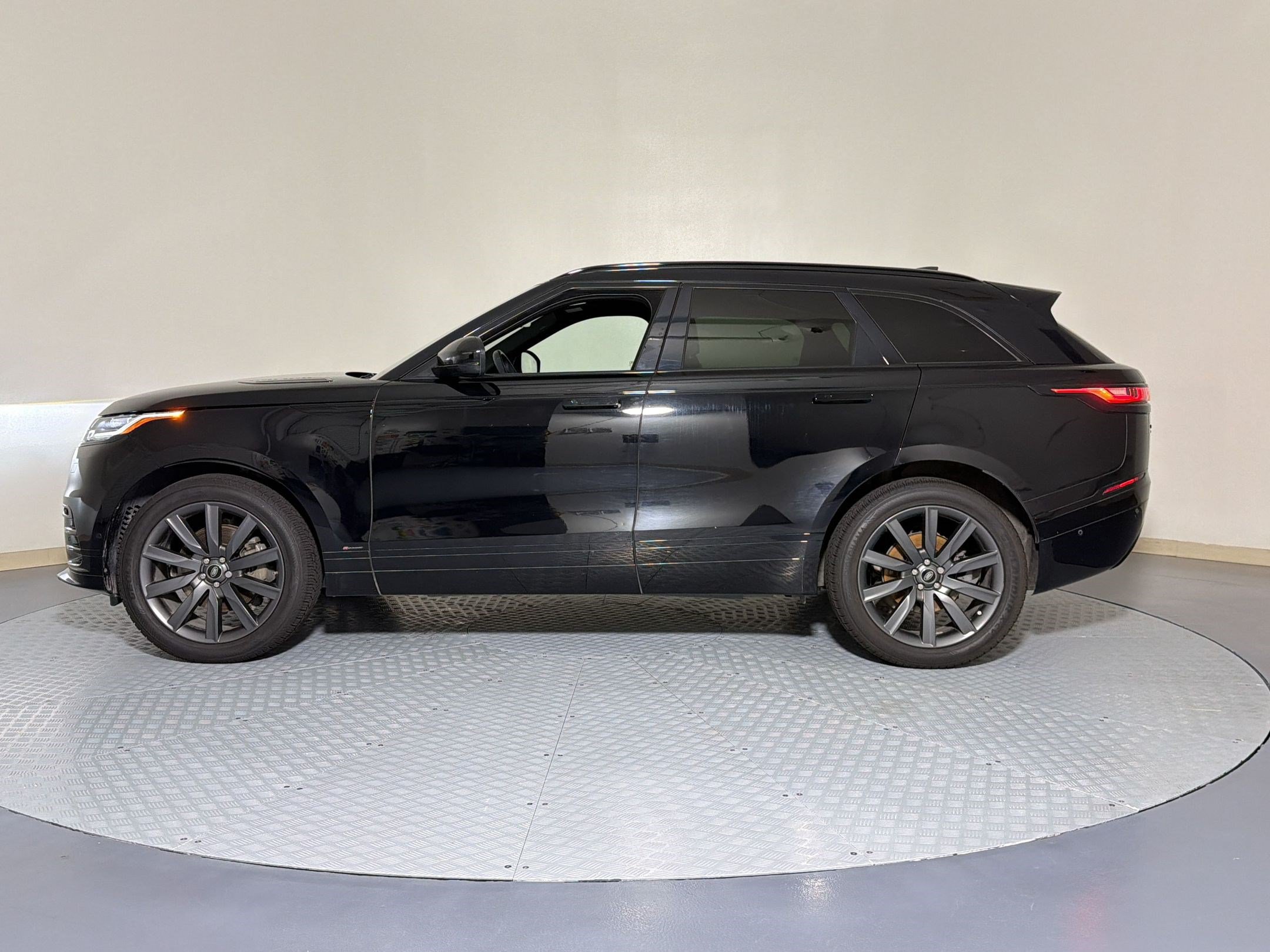 Used 2018 Land Rover Range Rover Velar R-Dynamic HSE AWD/4WD image 2