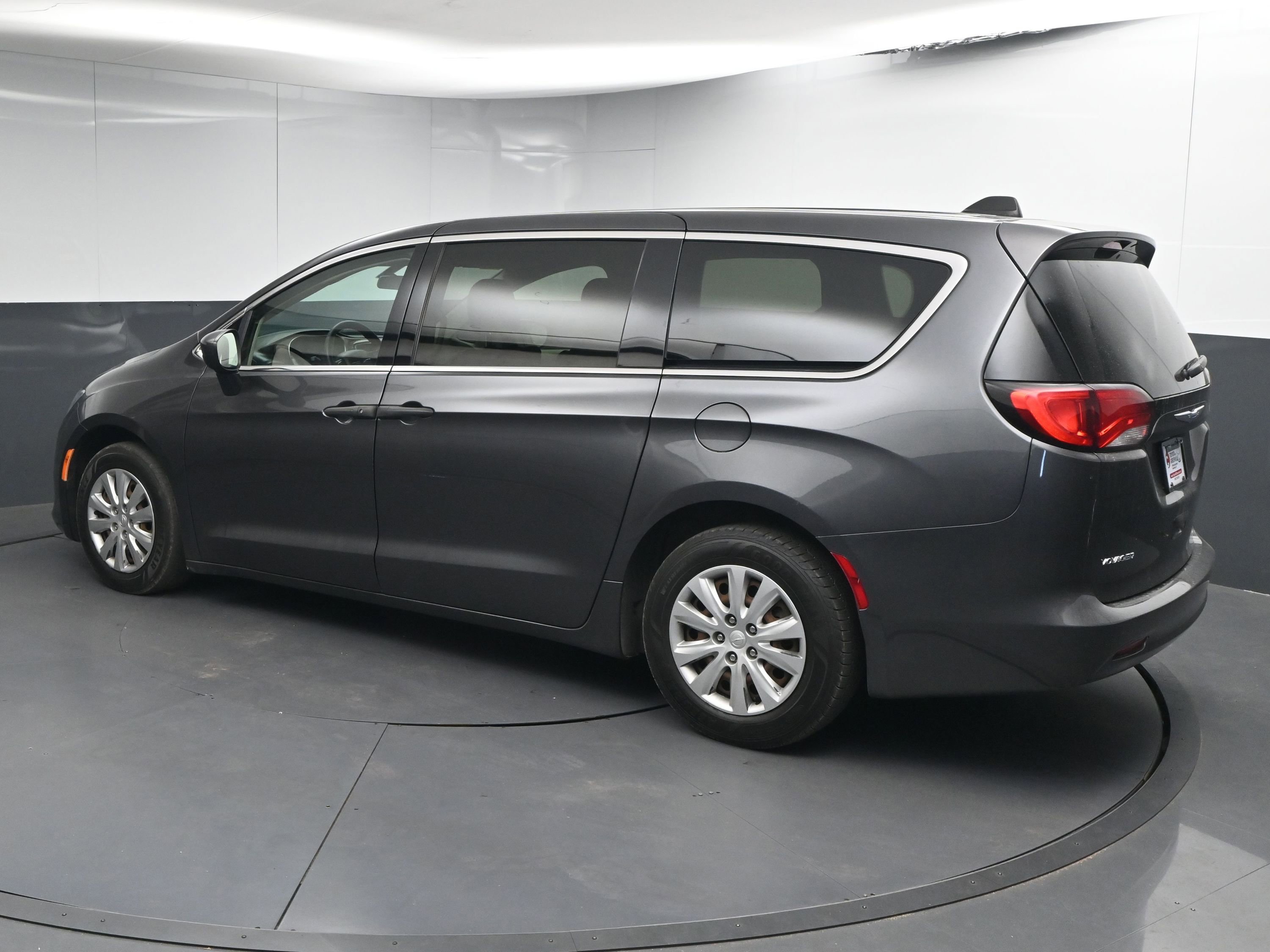 Used 2020 Chrysler Voyager L image 6