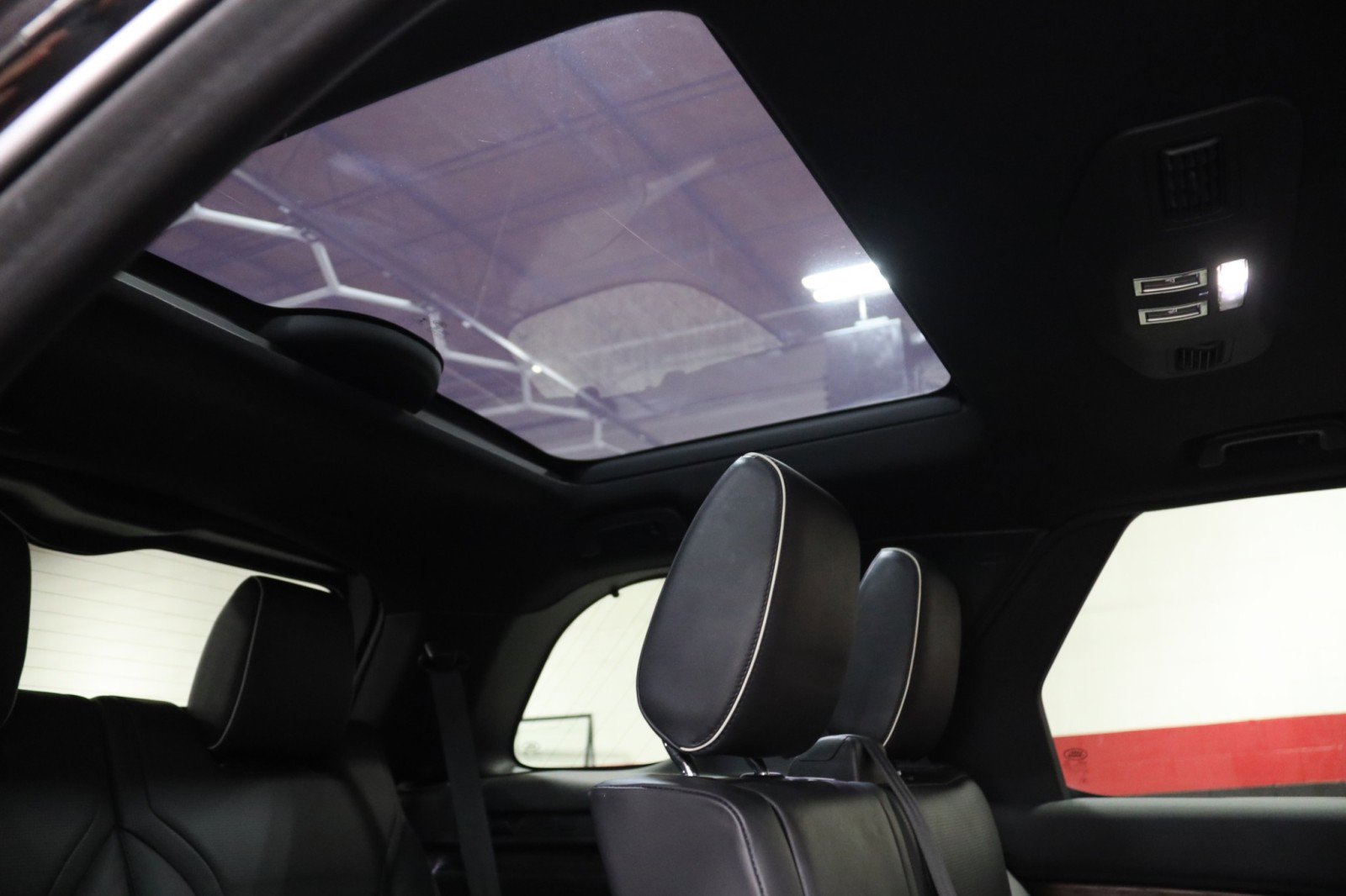 Used 2020 Land Rover Discovery HSE image 53