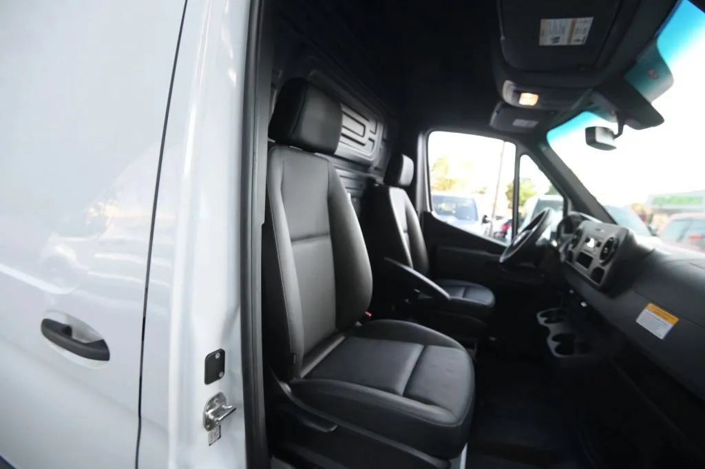 Used 2025 Mercedes-Benz Sprinter 2500 image 39