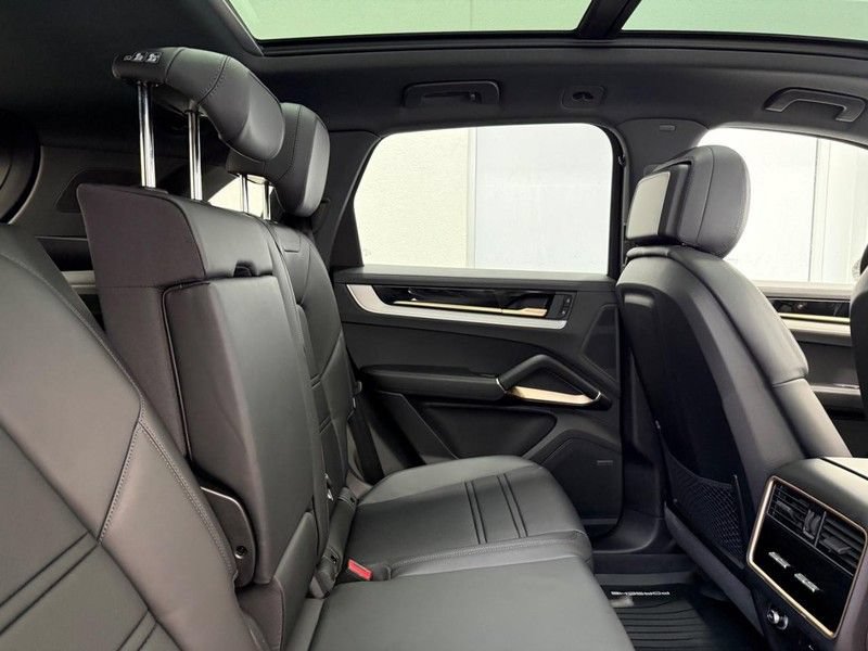 Certified 2025 Porsche Cayenne AWD/4WD image 12