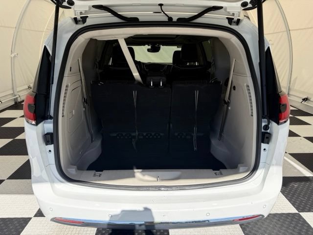 Used 2023 Chrysler Pacifica Limited FWD image 4