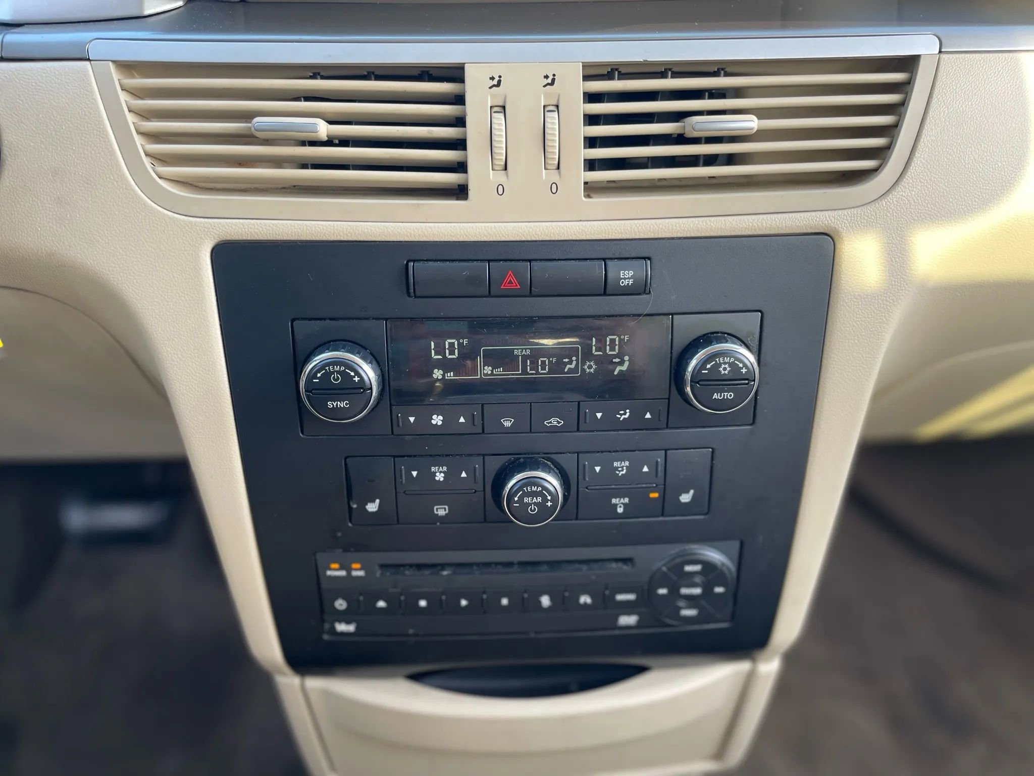 Used 2010 Volkswagen Routan SEL image 23