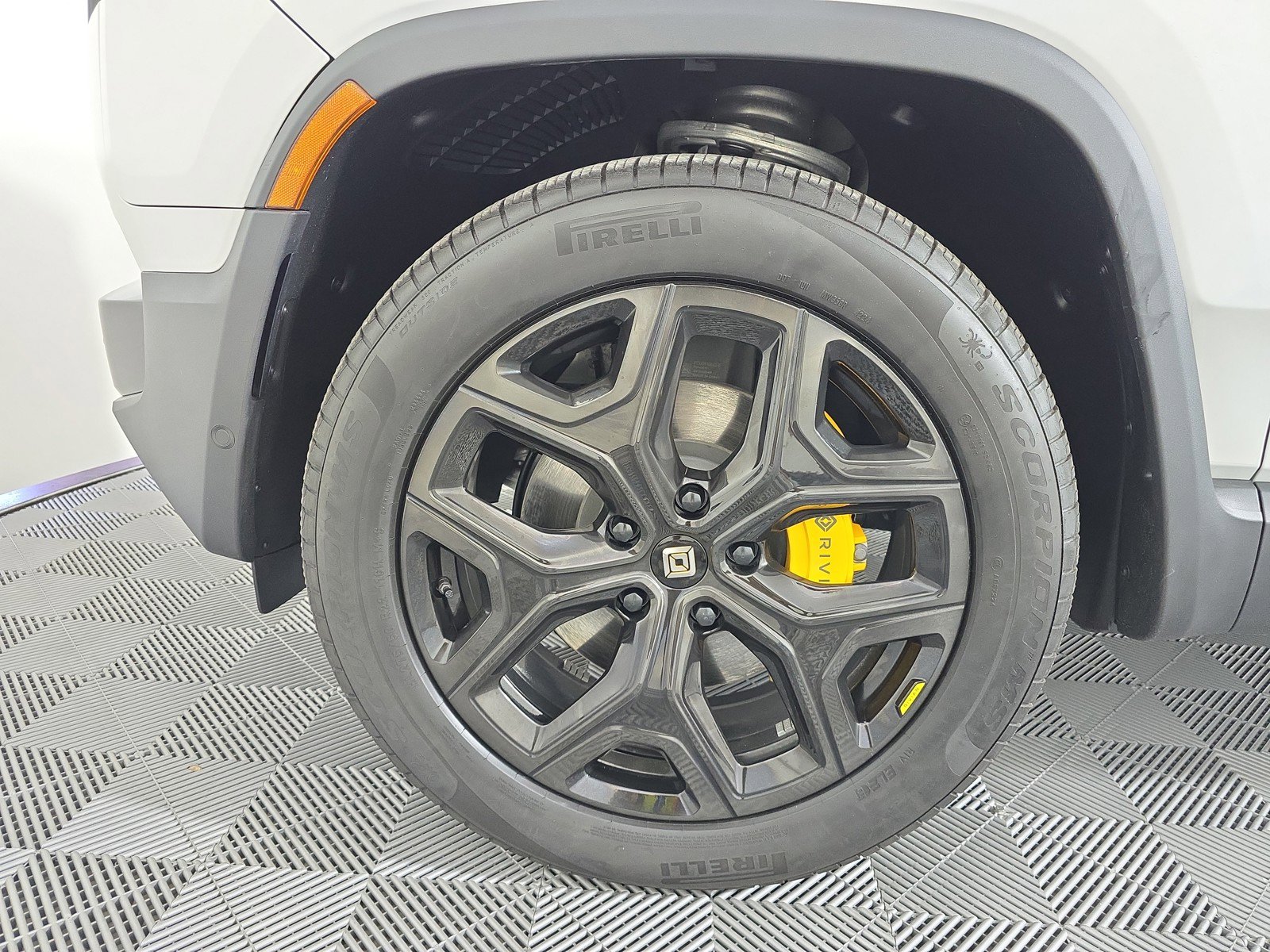 Used 2025 Rivian R1T Premium AWD/4WD image 9