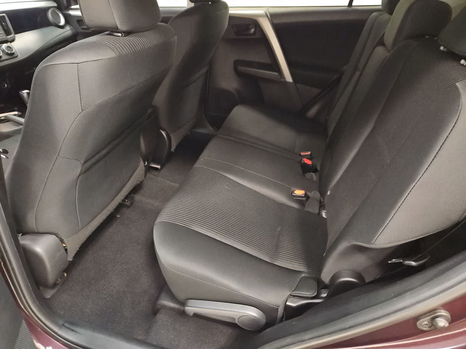 Used 2018 Toyota RAV4 LE FWD image 17