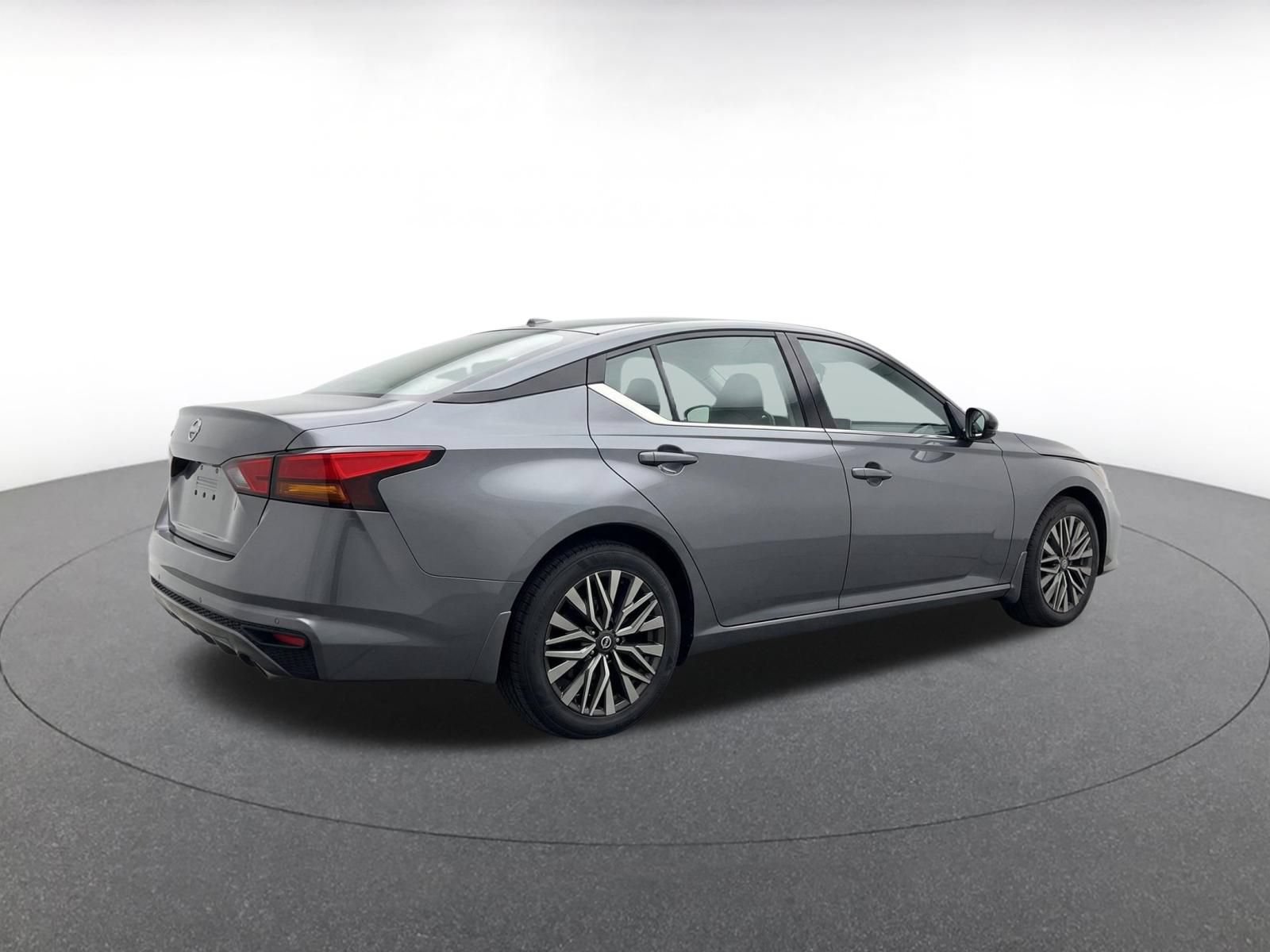 Used 2025 Nissan Altima 2.5 SV FWD image 9